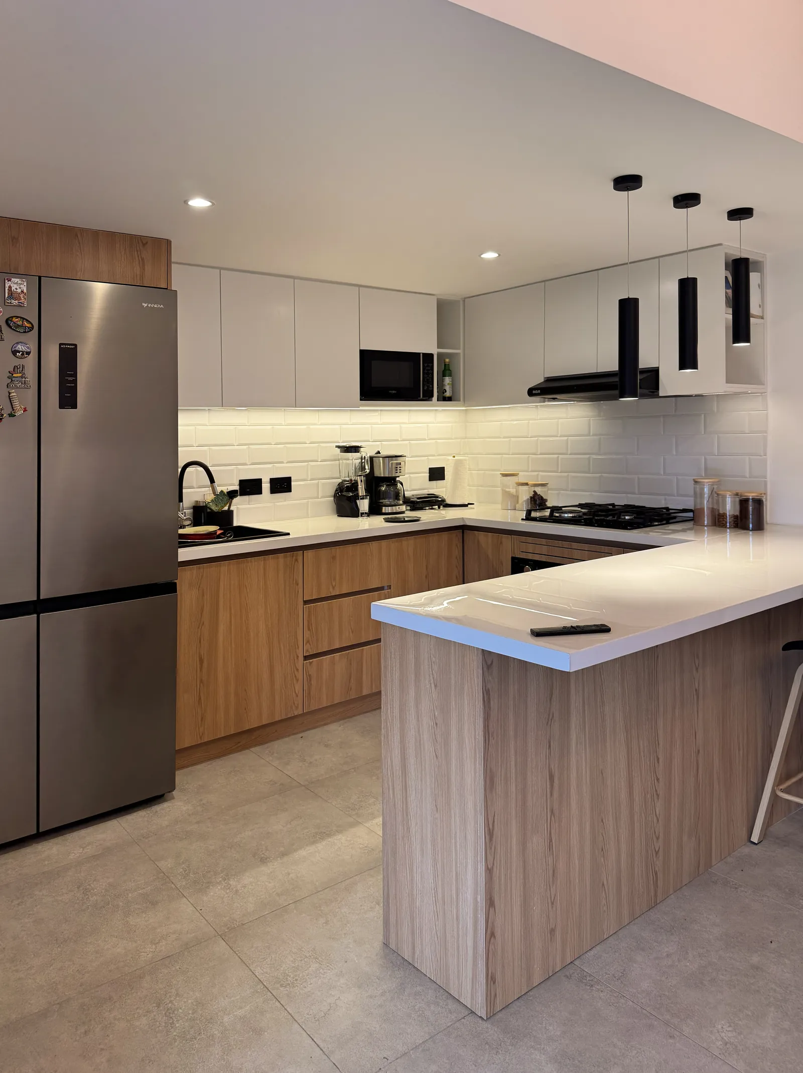Cocina a medida en melamina fabricada por Anthara — proyecto Suite 02